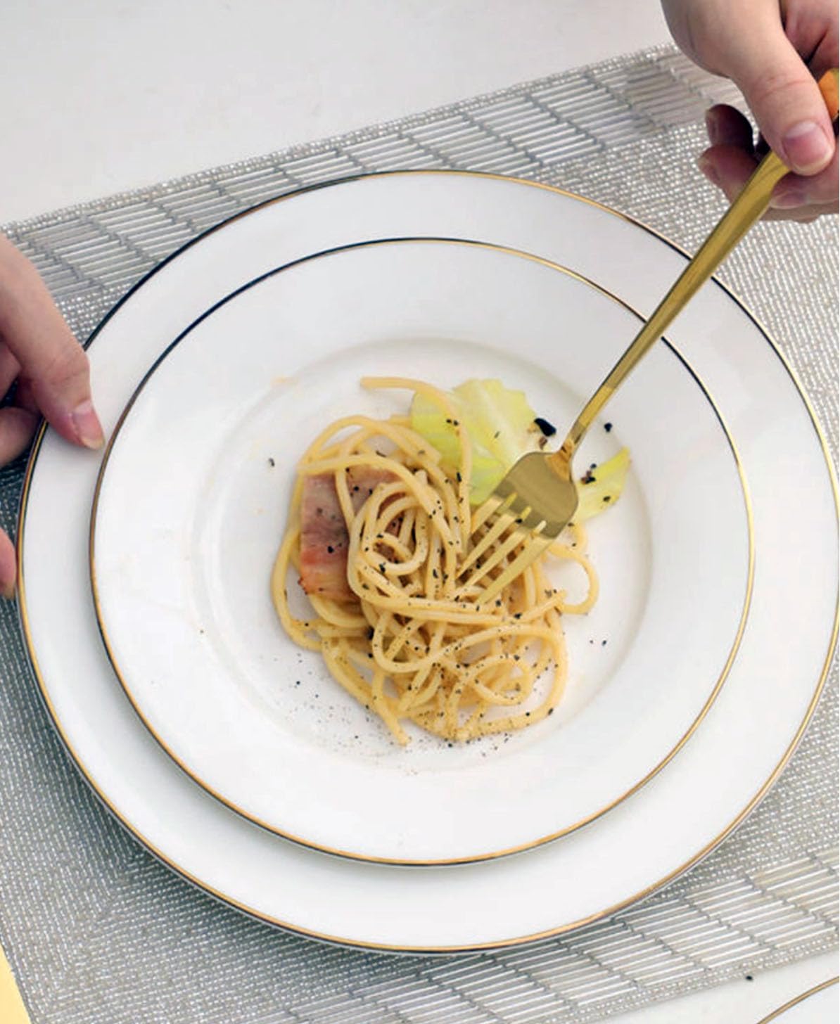 Ceramic Dinner Plate with Gold Rim 25cm